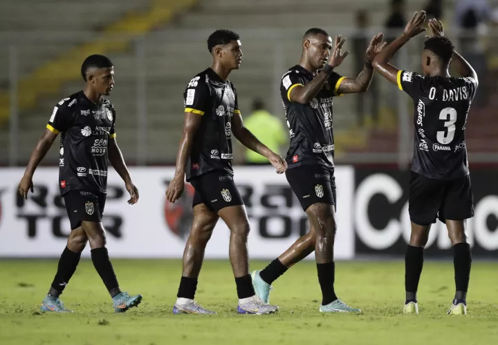 Carlos Small (2-d) de Independiente celebra su gol, /Foto: EFE