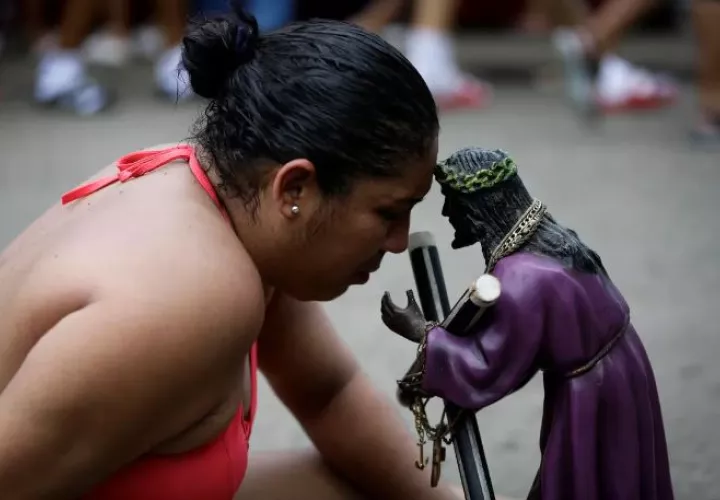 La fe mueve a miles de feligreses para un encuentro con el Naza en la pequeña iglesia de Portobelo