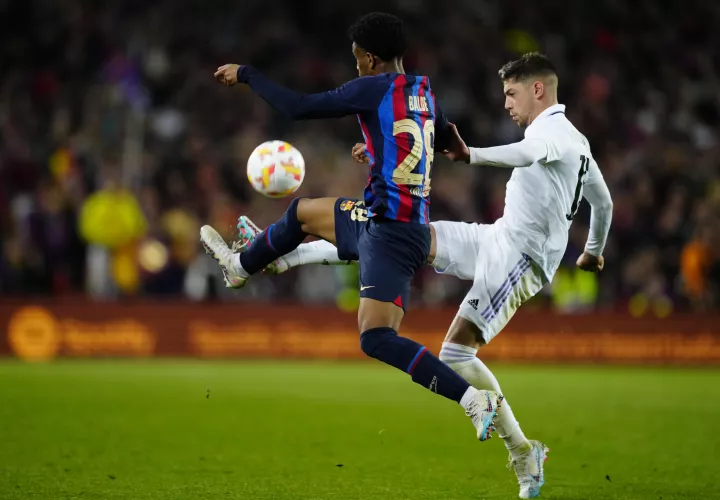 Fede Valverde (d) disputa el balón con el barcelonista Alejandro Balde. Foto: EFE