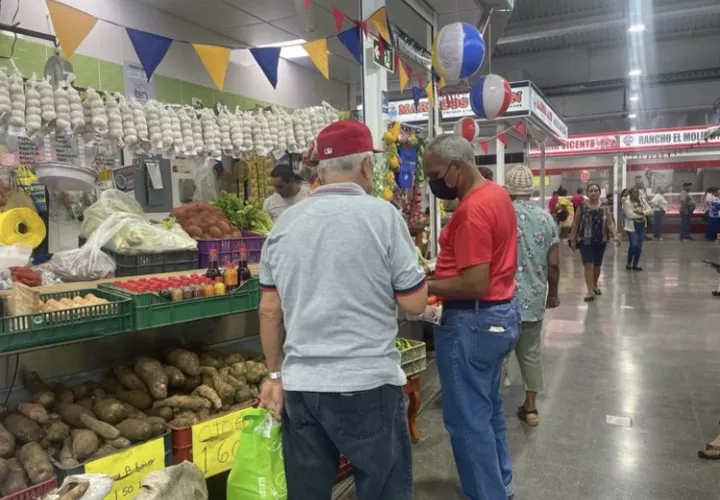  En los puestos de venta hay legumbres y verduras.