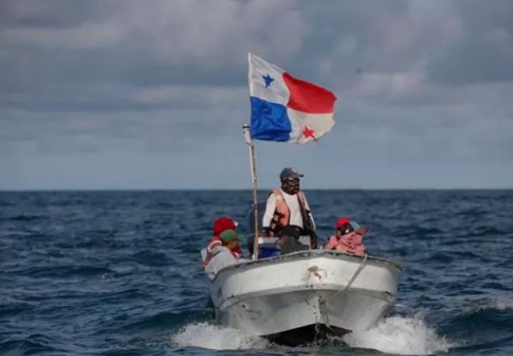    Protesta en el mar contra contrato minero (Foto- Efe)