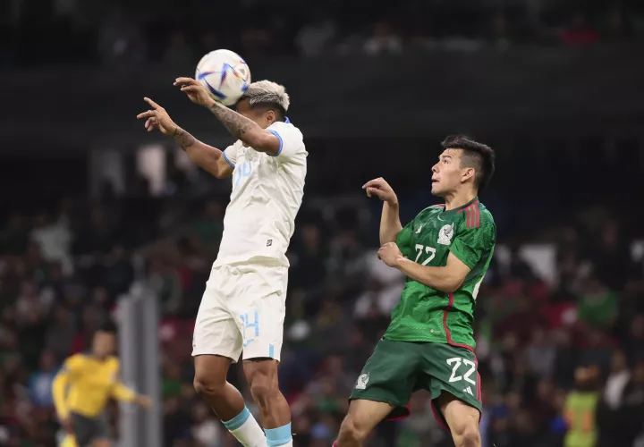 irving Lozano (d) de México disputa el balón con Andy Najar (i) de Honduras. Foto: EFE