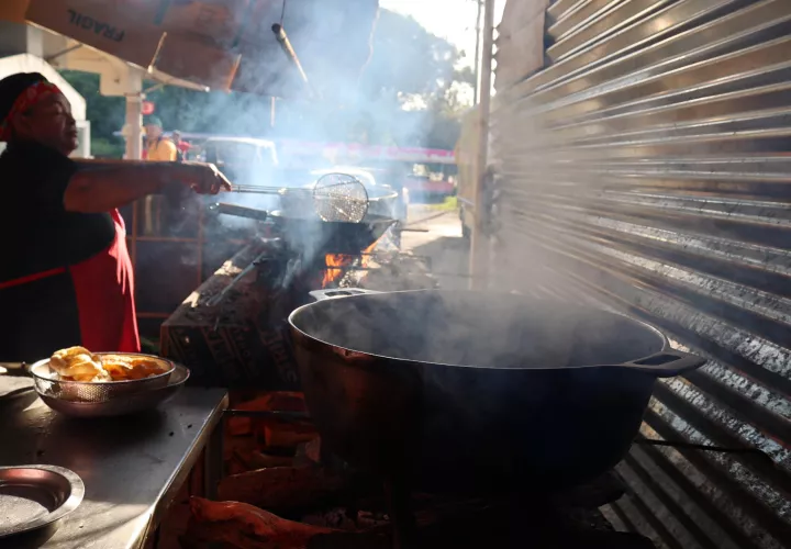 Una trabajadora de un restaurante cocina hoy con leña dada la falta de gas Foto/EFE 