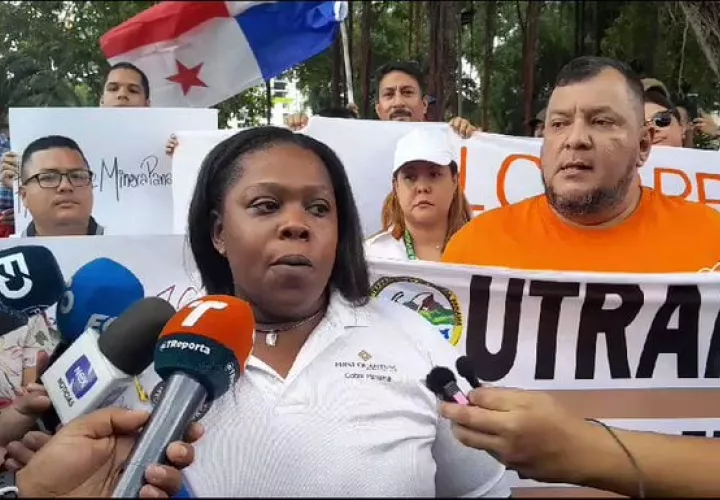 Los trabajadores exigen explicaciones sobre su futuro laboral.