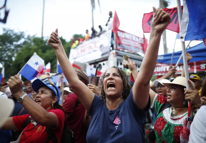 Un grupo de personas fue registrado el pasado 27 de noviembre al manifestarse en contra de la concesión de explotación a una filial de la minera canadiense First Quantum Minerals (FQM), frente a la sede de la Corte Suprema. EFE 