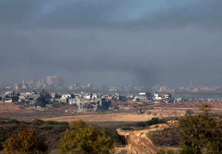 El humo se eleva después de una explosión en la parte norte de la Franja de Gaza, vista desde Sderot, sur de Israel.