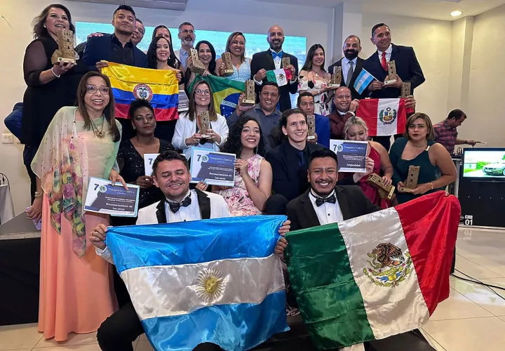 Periodistas de turismo de diferentes países reciben sus premios.