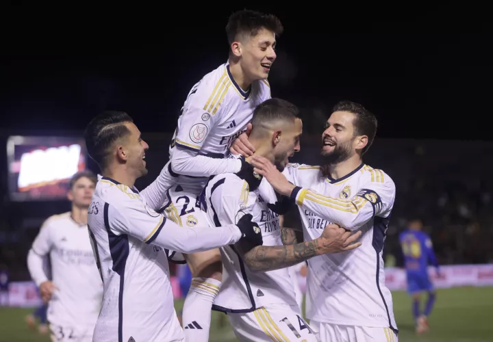 Los jugadores del Real Madrid celebran el gol de su equipo anotado por Joselu (c). /EFE