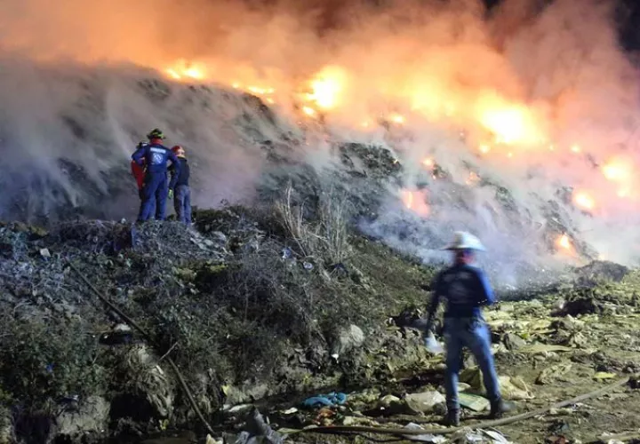 En un 60% está controlado el incendio hasta horas del mediodía.