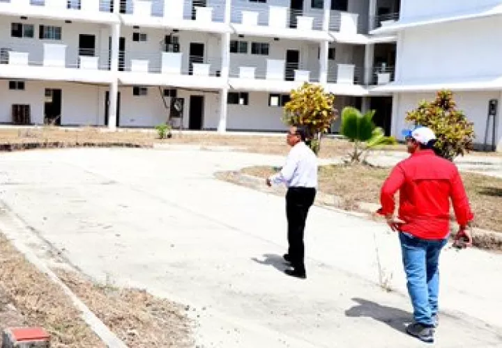 Inspección en la estructura de la escuela.