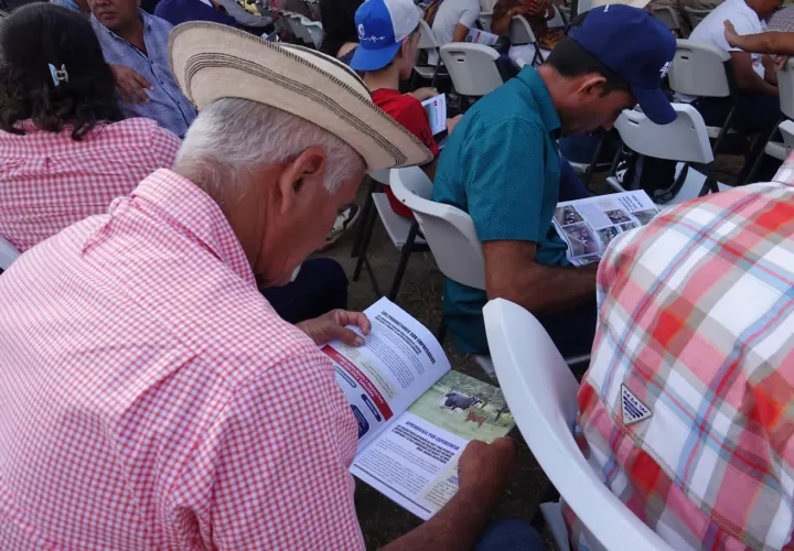 Productores de Coclé recibieron la información para minimizar los efectos del cambio climático.