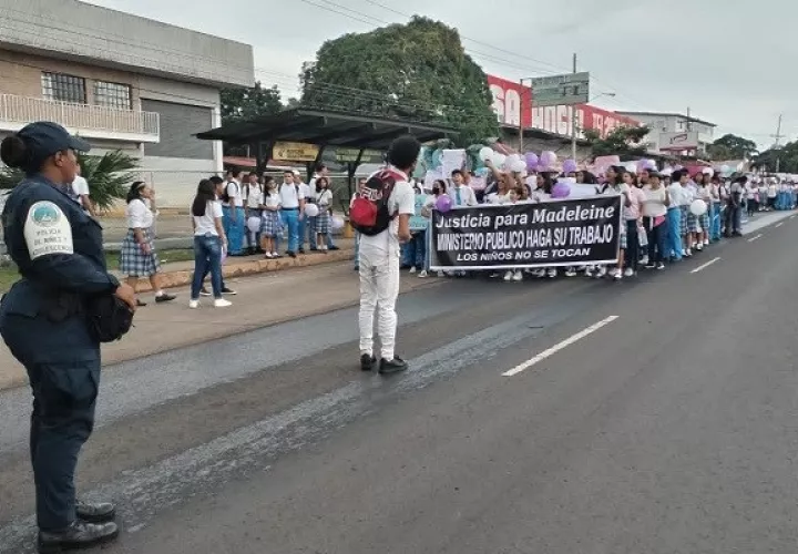 Amigos y compañeros de clases de la menor realizaron marchas solicitando justicia.