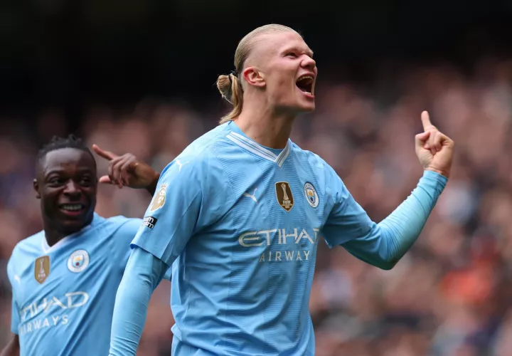 Erling Haaland, del Manchester City, celebrat uno de sus goles. / EFE