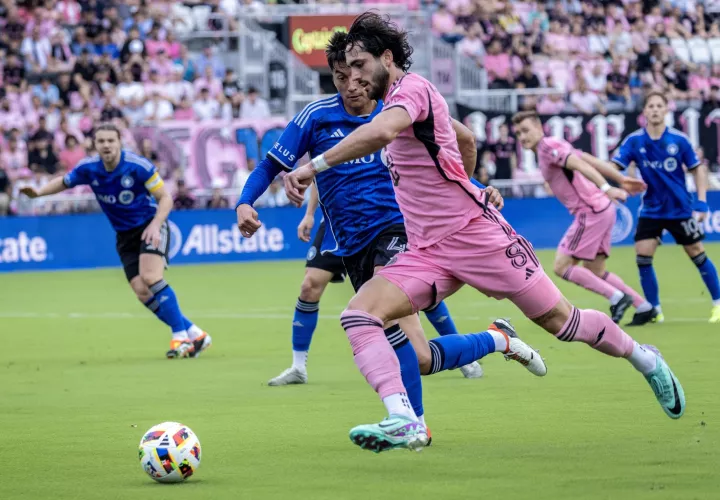 Leonardo Campana (d), del Inter Miami, enfrenta a Fernando Álvarez, de CF Montreal. /Foto: EFE