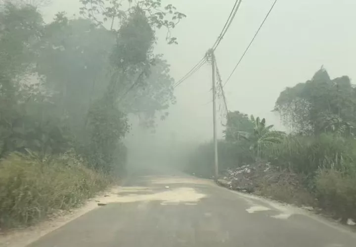 El humo tóxico producto del incendio llega a comunidades cercanas del relleno sanitario.