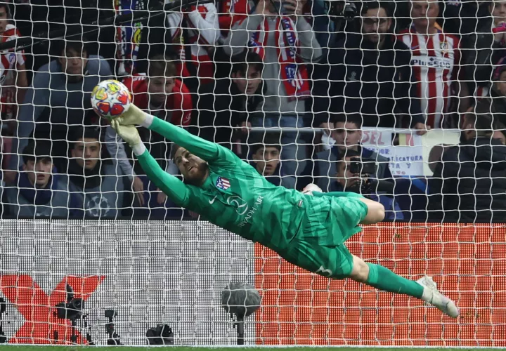 El guardameta esloveno del Atlético de Madrid, Jan Oblak, detiene un penalti. /Foto: EFE