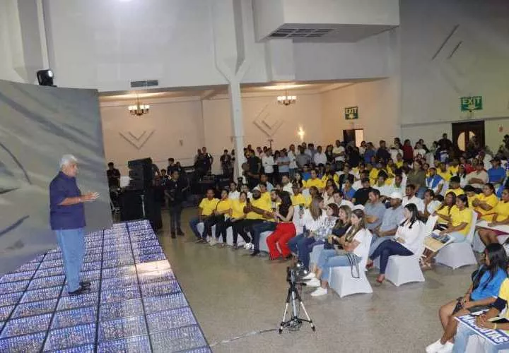 Primer encuentro con los jóvenes en la ciudad capital.