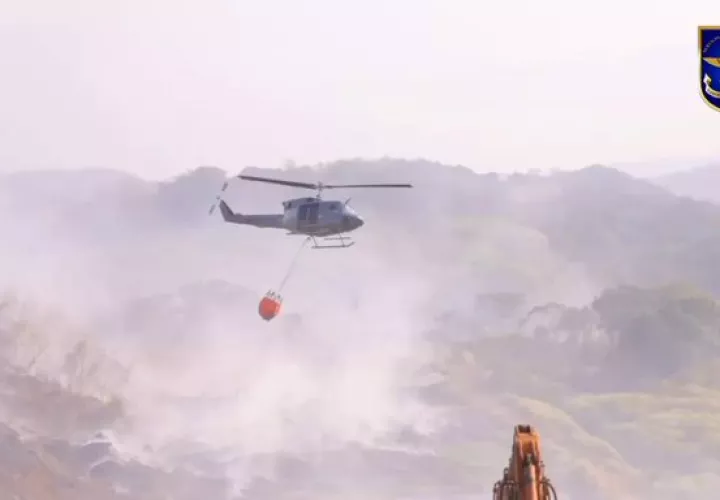 Aeronaves de Panamá y Colombia trabajan para sofocar el incendio.