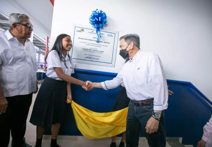 Corte de cinta de nuevas instalaciones escolares.