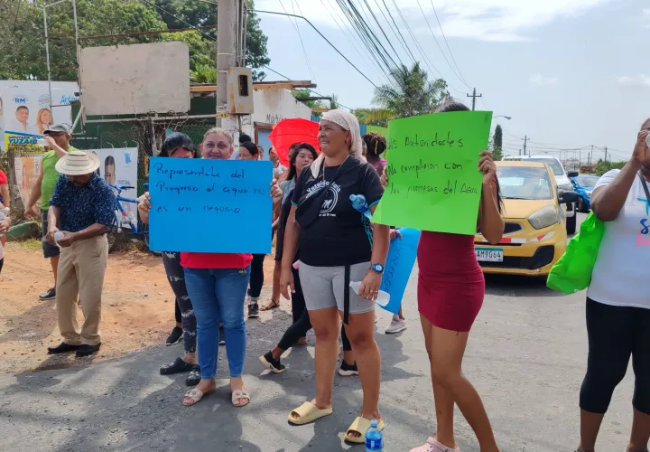 Residentes de El Progreso, La Chorrera, protestan por falta de agua.