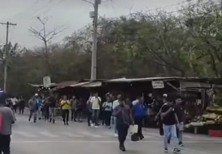 Cientos de personas han tenido que caminar por el bloqueo de vía.