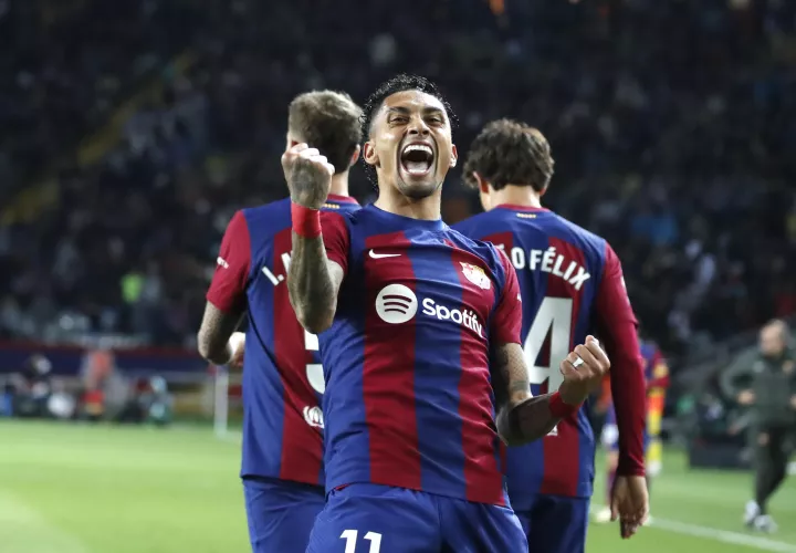 El delantero brasileño del FC Barcelona Raphinha celebra su gol. /Foto: EFE