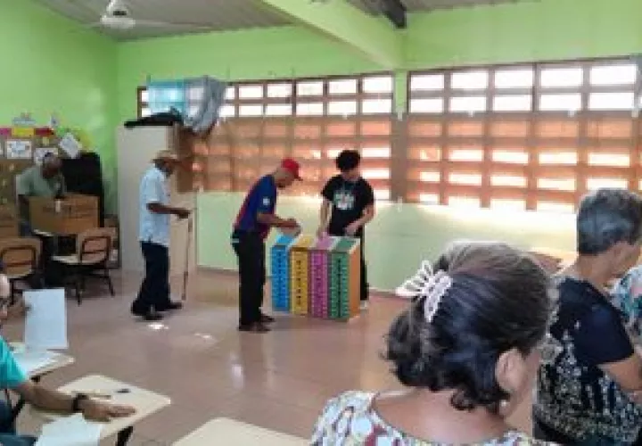 Un grupo de adultos mayores proceden a votar en la escuela Carlos A. Mendoza, San Miguelito. (Foto: Landro Ortiz)