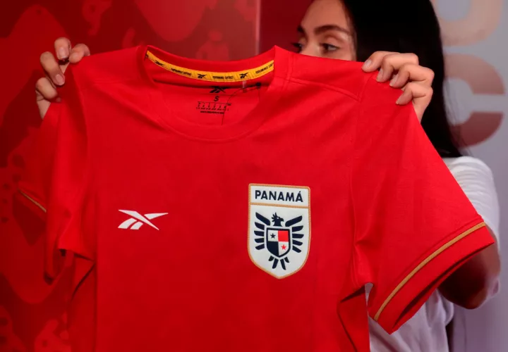 La nueva camiseta de la selección panameña de fútbol. /Foto: EFE