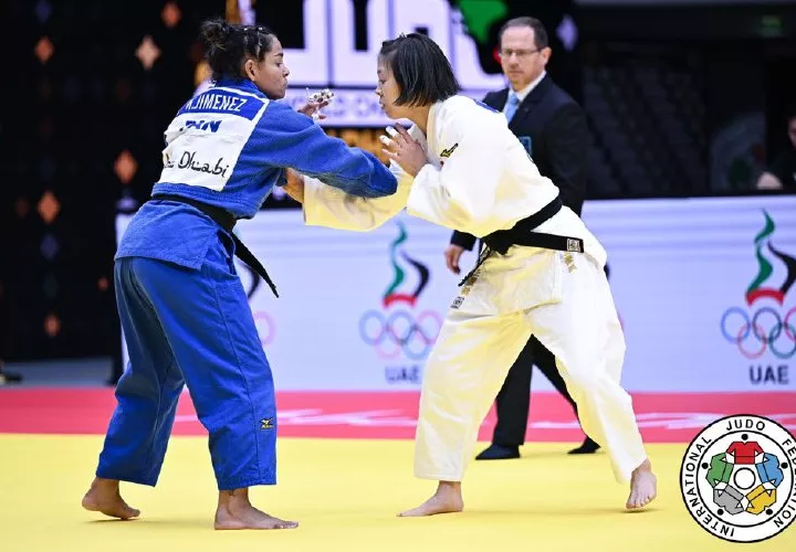 Kristine Jiménez (izq.) durante su participación en el Mundial de Judo, el cual tiene como sede la ciudad de Abu Dhabi, Emiratos Árabes Unidos. Foto: @Kristine52kgPAN