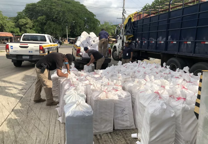 Un  total de 131 bolsas, y dentro de cada una se contabilizaron  50 cartones de cigarrillo, lo que corresponde a más de 65 mil cajetillas.