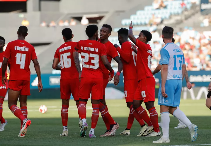 Roderick Miller (c) celebra su gol, segundo del equipo panameño. /Foto: EFE