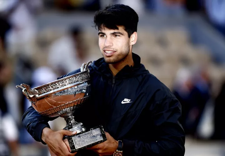 El tenista español Carlos Alcaraz con el trofeo de campeón del Roland Garros. Foto: EFE