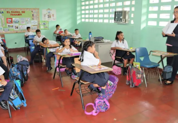 Docente imparte clases a sus estudiantes.  (Foto: Meduca)