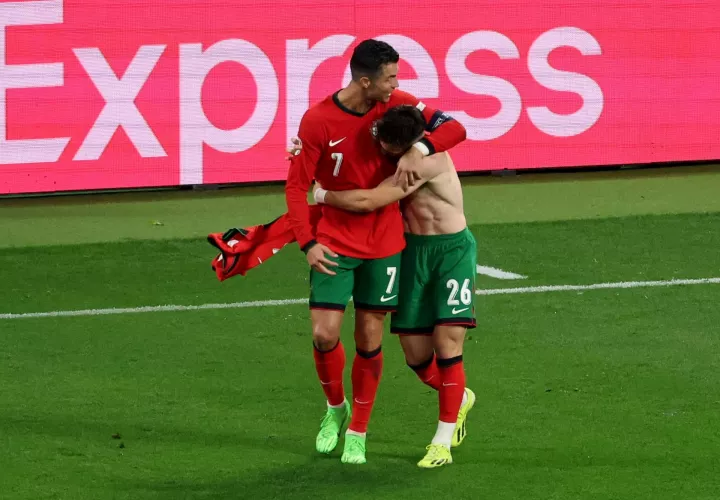  Francisco Conceicao celebra su gol con Cristiano Ronaldo. /Foto: EFE