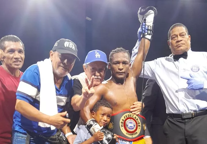 Leroy &#039;El Sensacional&#039; Estrada junto a su entrenador Gustavo Cervantes y su equipo de trabajo. Foto: Promociones y Eventos del Istmo