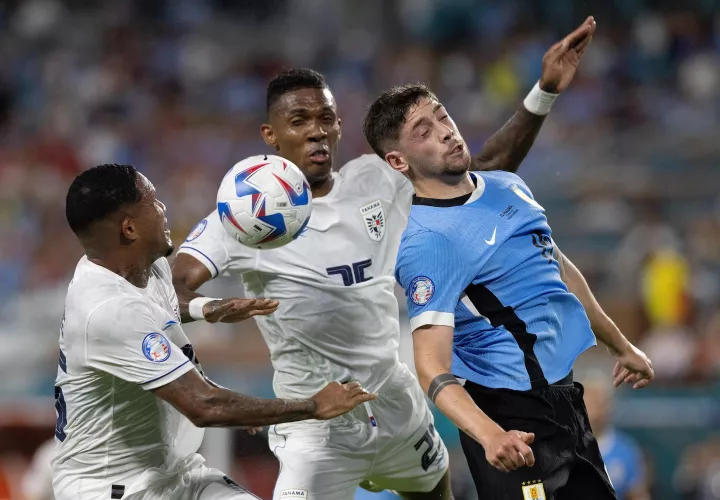 Eric Davis (i), Roderick Miller (C) y Federico Valverde /Foto: EFE