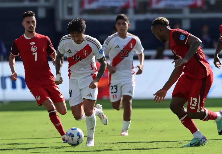 El canadiense Stephen Eustaquio (i) disputa un balón con el peruano Gianluca Lapadula (c). /Foto: EFE