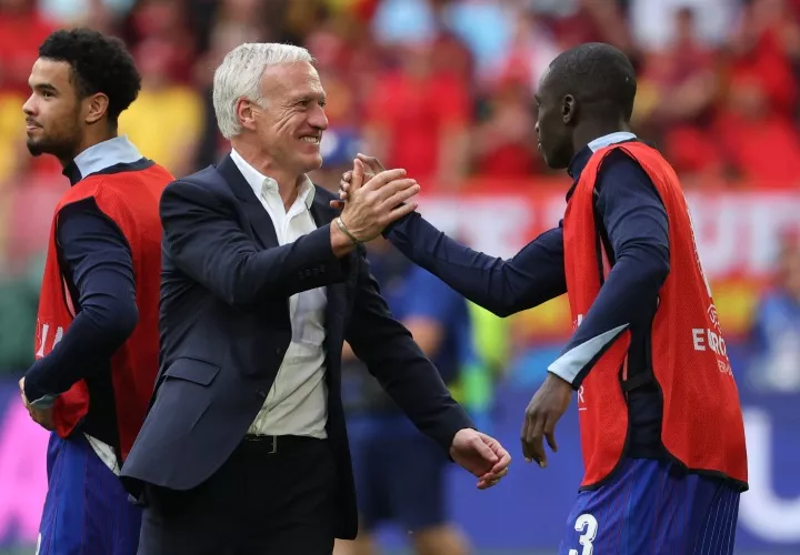 Didier Deschamps, seleccionador de Francia, celebra el pase a los cuartos de final de la Eurocopa 2024, luego del triunfo 1-0 sobre Bélgica. Foto: EFE