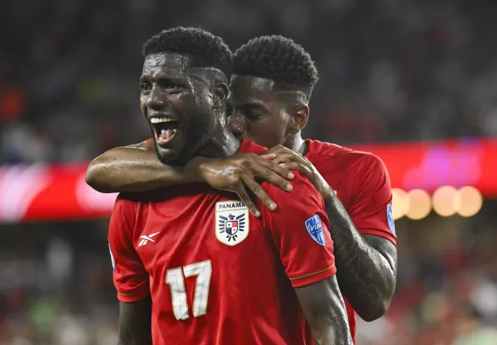 Fajardo festeja su gol con César Blackman. /Foto: EFE