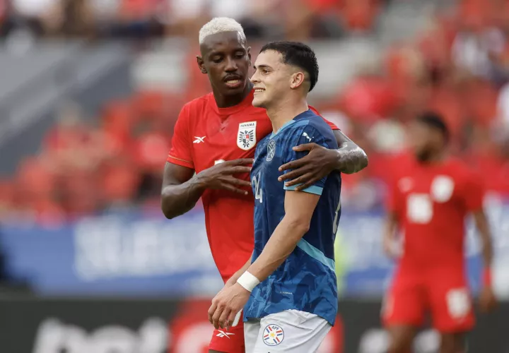 Freddy Góndola (i), atacante de la selección panameña. /Foto: EFE