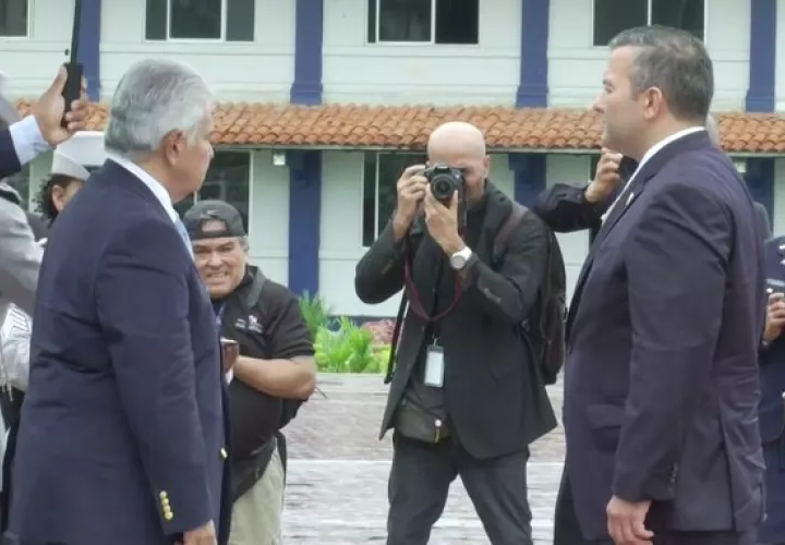 El Mandatario junto al director de la Policía Nacional, Jaime Fenández.