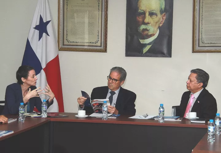 Reunión entre el titular del Minsa, Fernando Boyd Galindo, y presentantes de la OPS en Panamá.