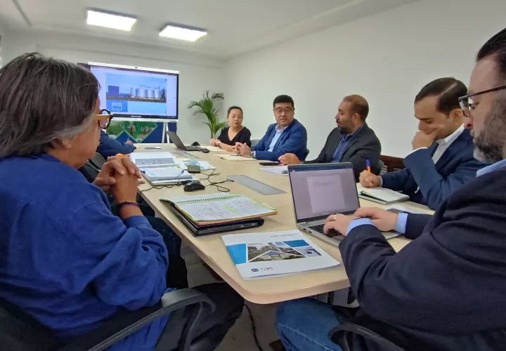 Representantes de la empresa junto al viceministro de Desarrollo Agropecuario durante la reunión.