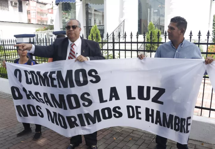 El abogado presenta denuncia ante la Procuraduría de la Nación. ( Foto-Video: Víctor Arosemena)