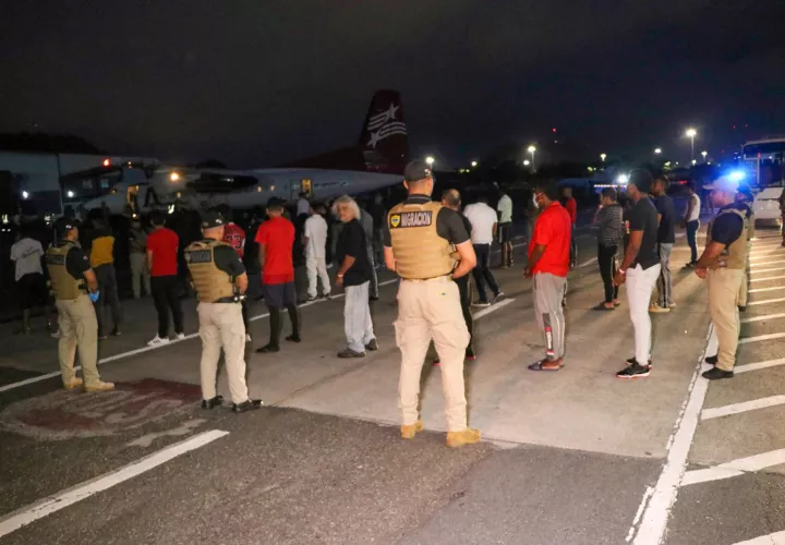 Colombianos abordan el vuelo.