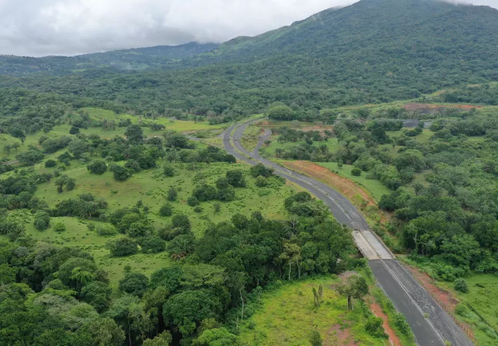 Vista de lo que será la carretera construida completamente.