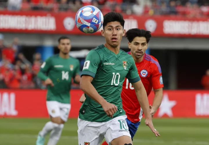 Miguel Terceros de Bolivia controla un balón este martes. /Foto: EFE