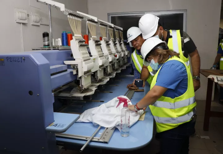 Directora del Inadeh realiza recorrido por los talleres.