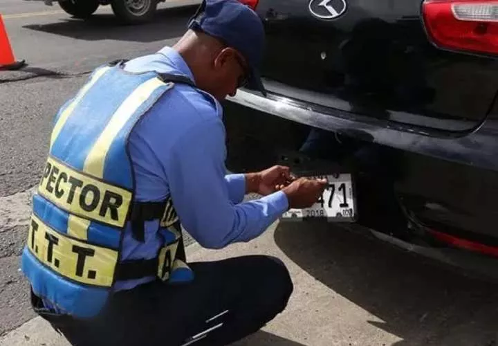 Suspenden operativo de placas.