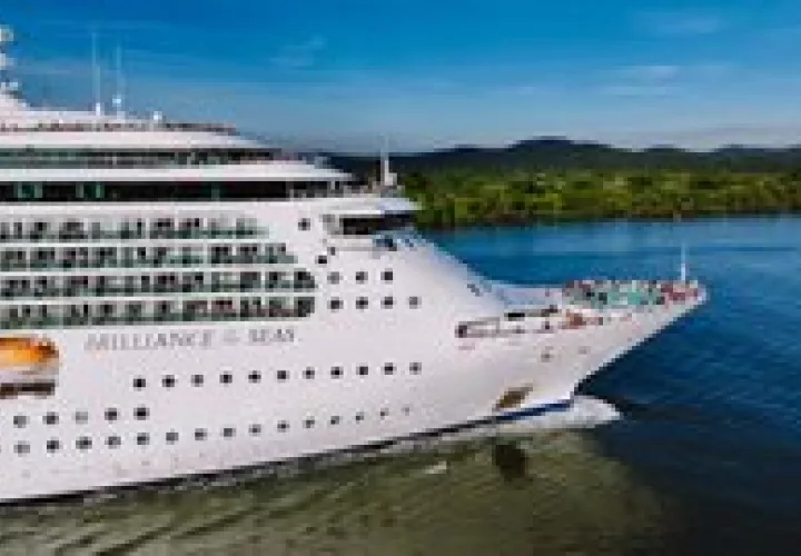 Tránsito de crucero por las aguas de las esclusas de Miraflores.